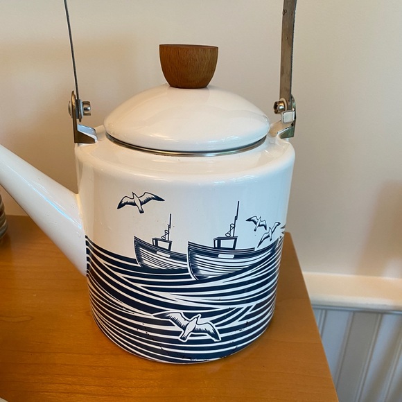 Mini Modern Whitby Enamelware Kettle - Picture 6 of 6